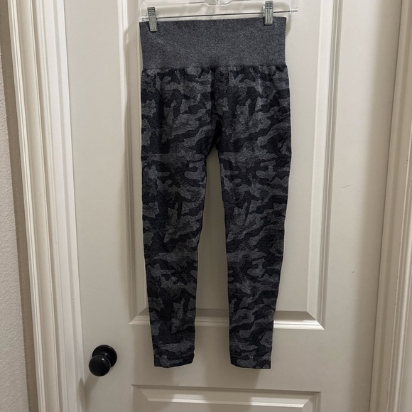 NVGTN Camo Seamless Gray Ribbed Camouflage Printed Leggings Medium 23” - Picture 1 of 4